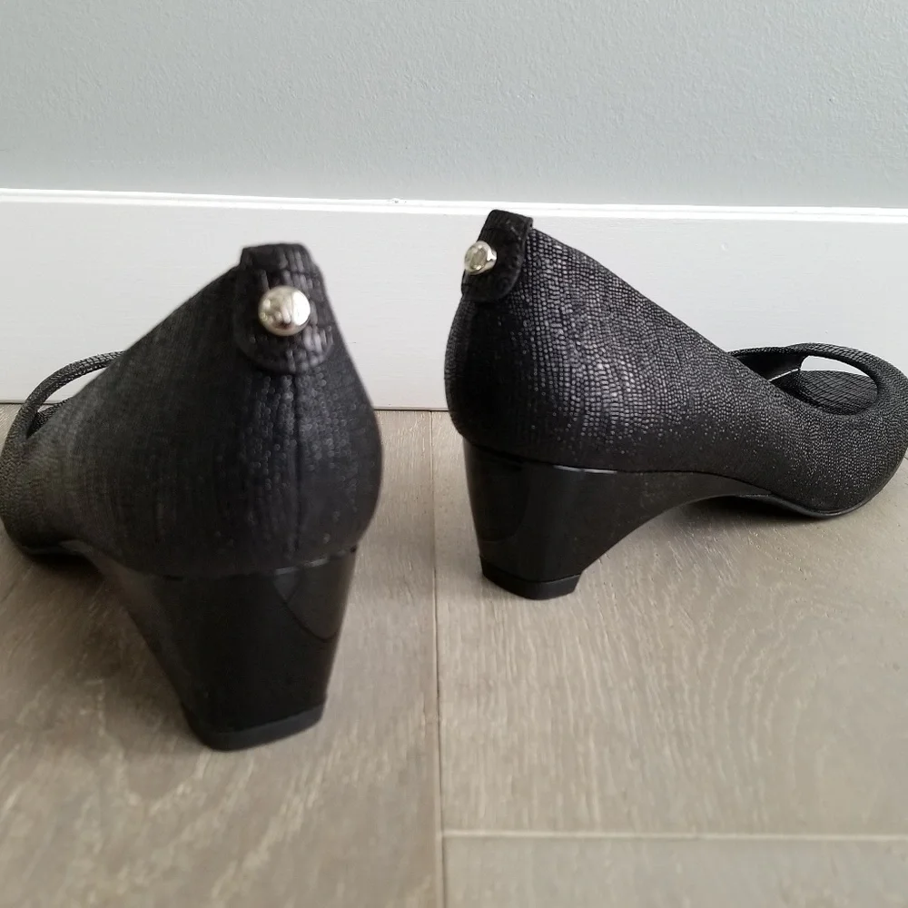 💥NEW💥STUART WEITZMAN Black Lizard Embossed Wedge - Picture 3 of 7